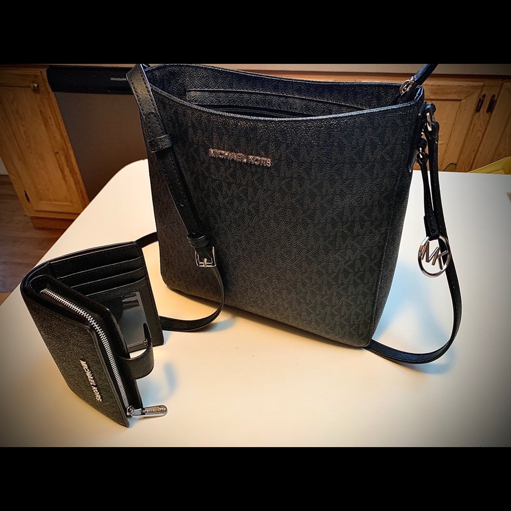 Michael Kors Jet Set Large Saffiano Leather bag.